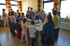 Kinderkarfreitagsliturgie im Gemeindezentrum (Foto: Karl-Franz Thiede)